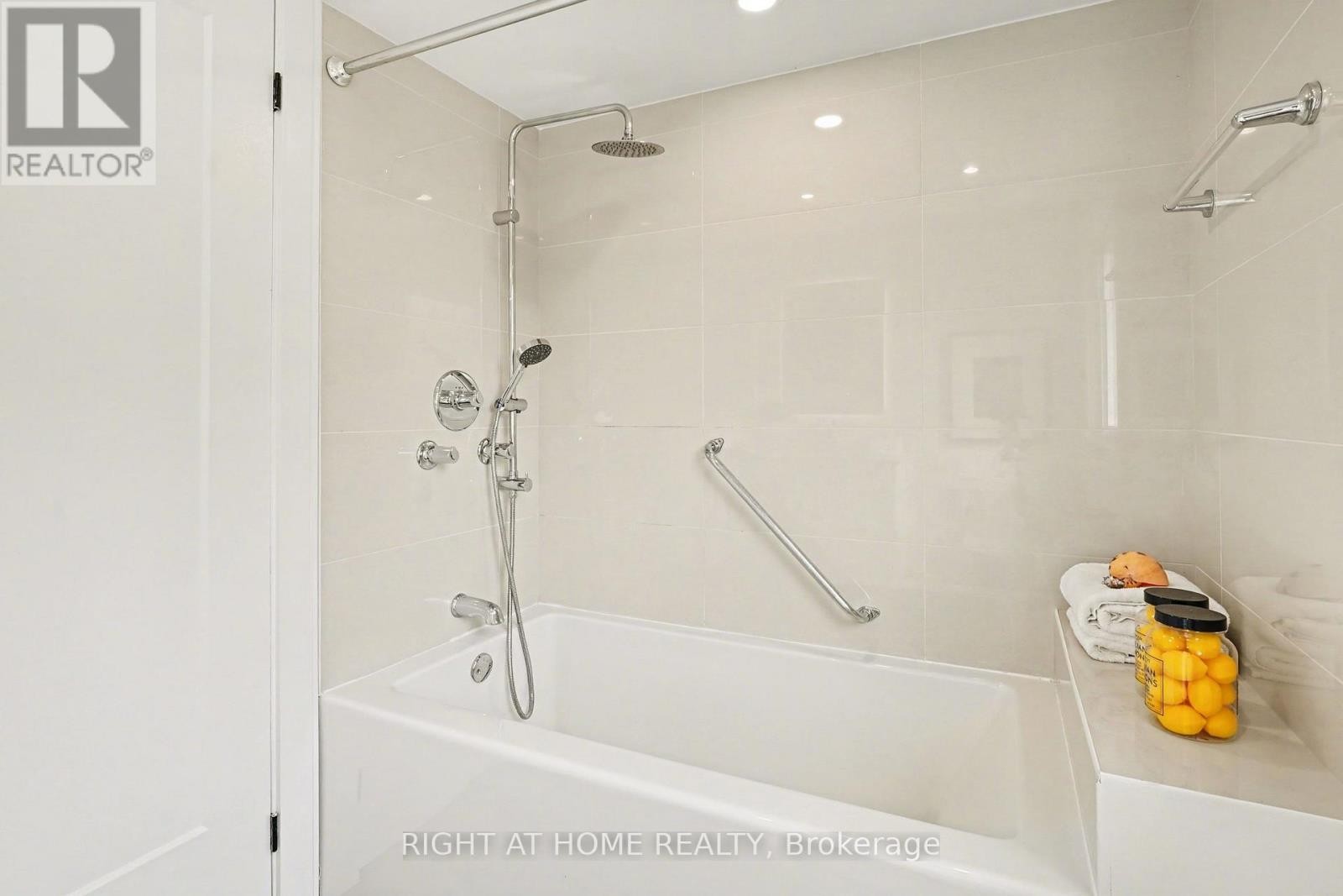 












19 LANG ROAD

,
Markham (Thornlea),




Ontario
L3T7E8

