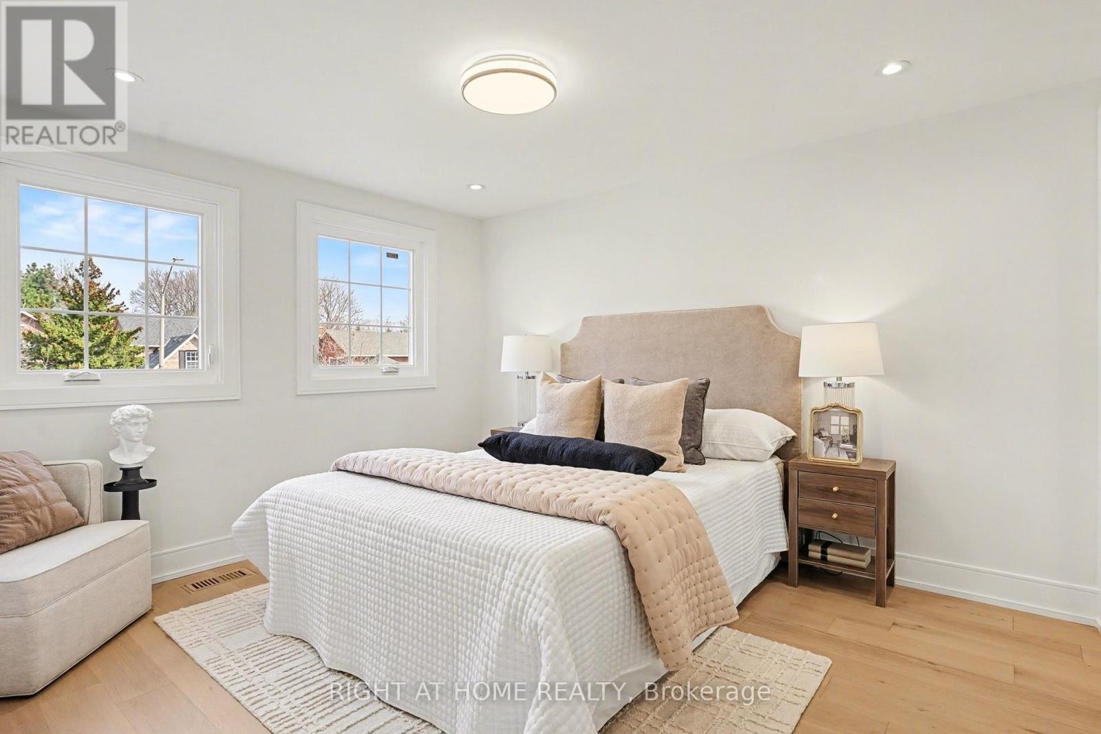 












19 LANG ROAD

,
Markham (Thornlea),




Ontario
L3T7E8

