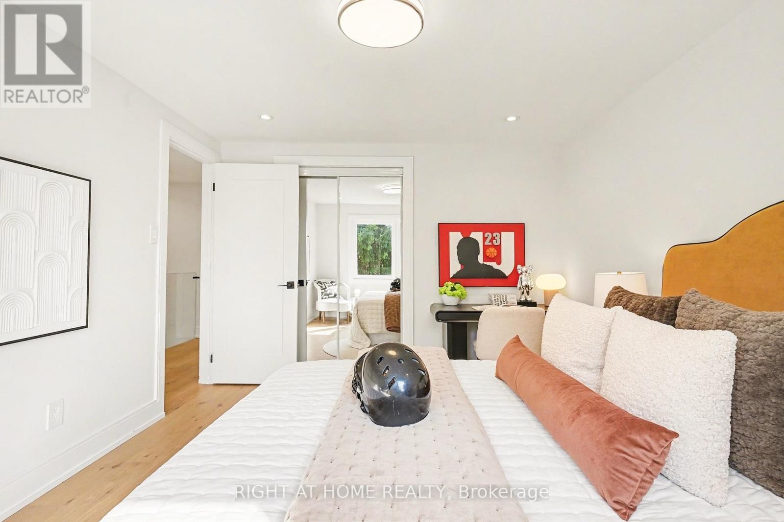 












19 LANG ROAD

,
Markham (Thornlea),




Ontario
L3T7E8

