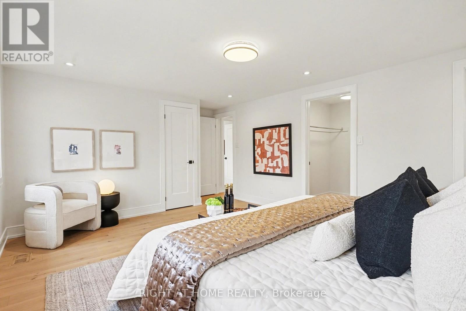 












19 LANG ROAD

,
Markham (Thornlea),




Ontario
L3T7E8

