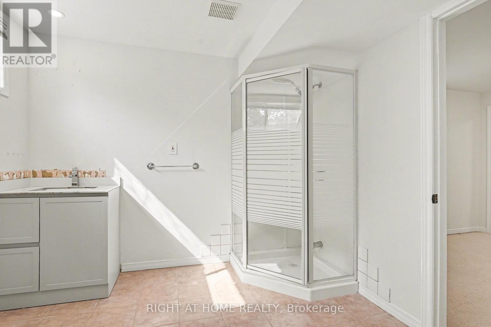 












19 LANG ROAD

,
Markham (Thornlea),




Ontario
L3T7E8

