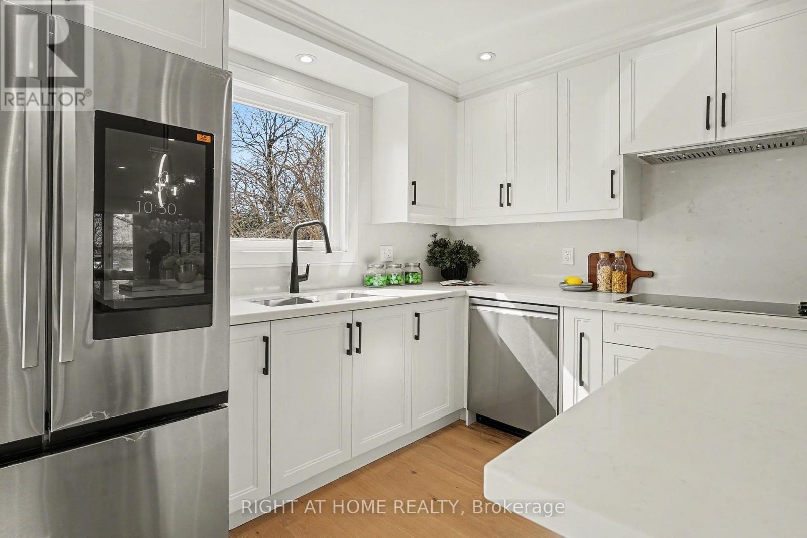 












19 LANG ROAD

,
Markham (Thornlea),




Ontario
L3T7E8

