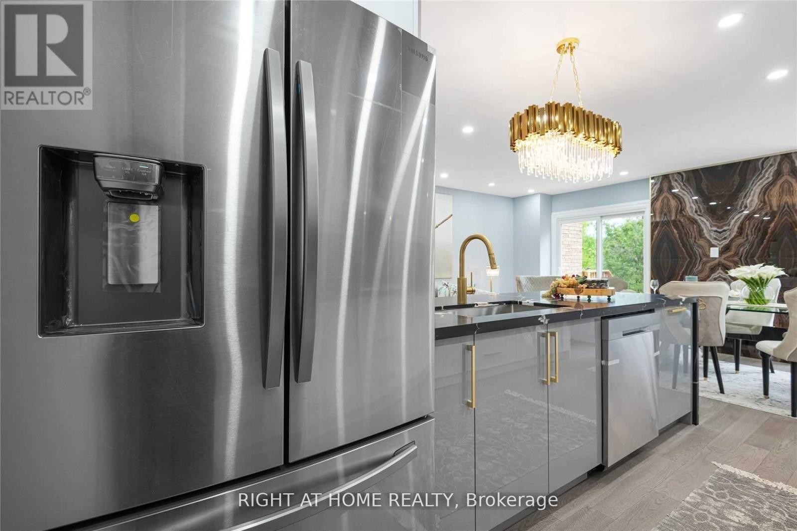 












11 MICHAEL DRIVE E

,
Richmond Hill (North Richvale),




Ontario
L4C5W6

