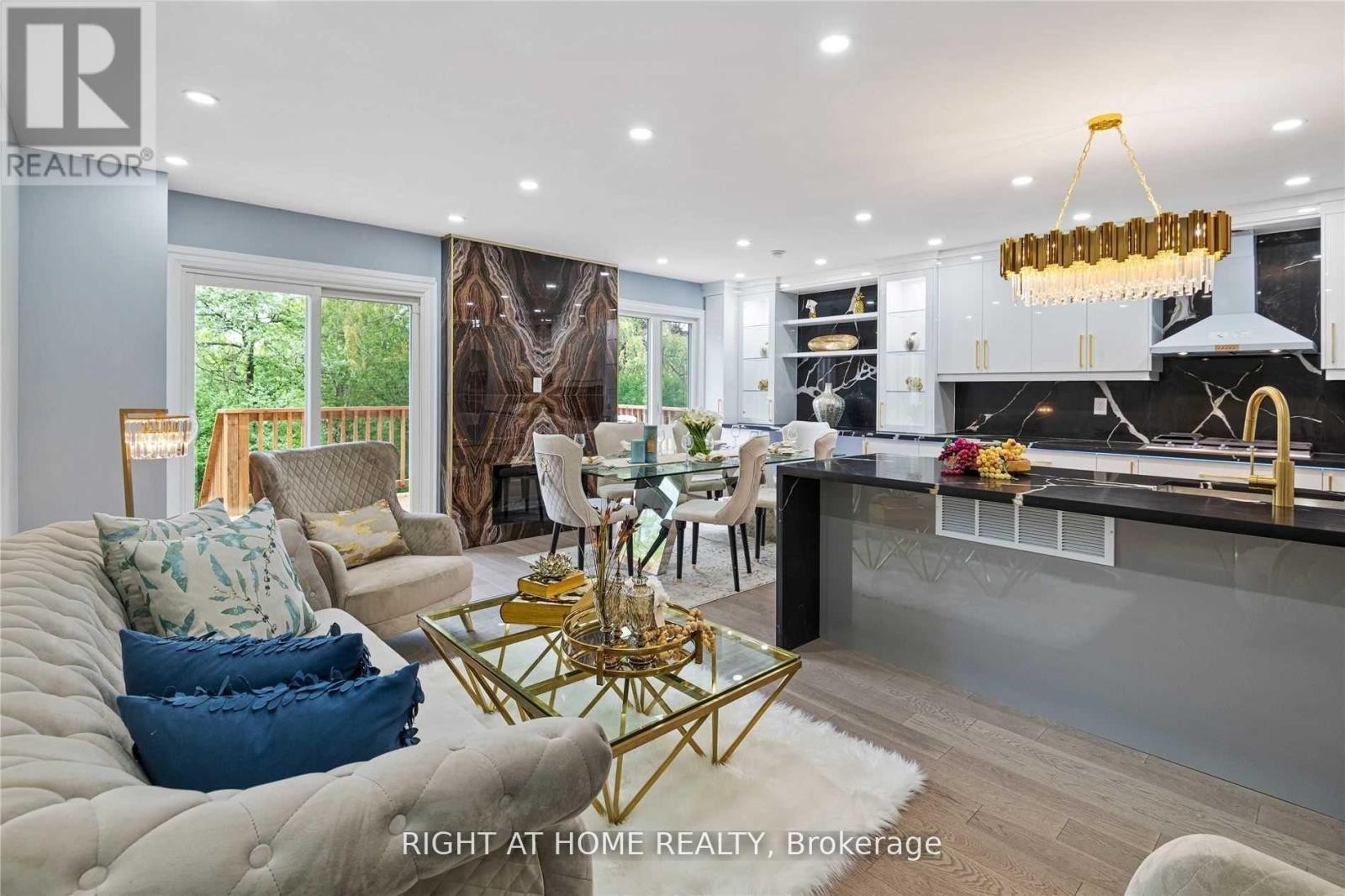 












11 MICHAEL DRIVE E

,
Richmond Hill (North Richvale),




Ontario
L4C5W6


