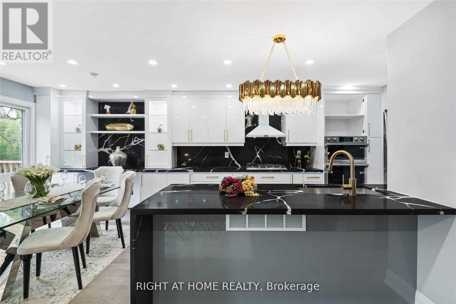 












11 MICHAEL DRIVE E

,
Richmond Hill (North Richvale),




Ontario
L4C5W6

