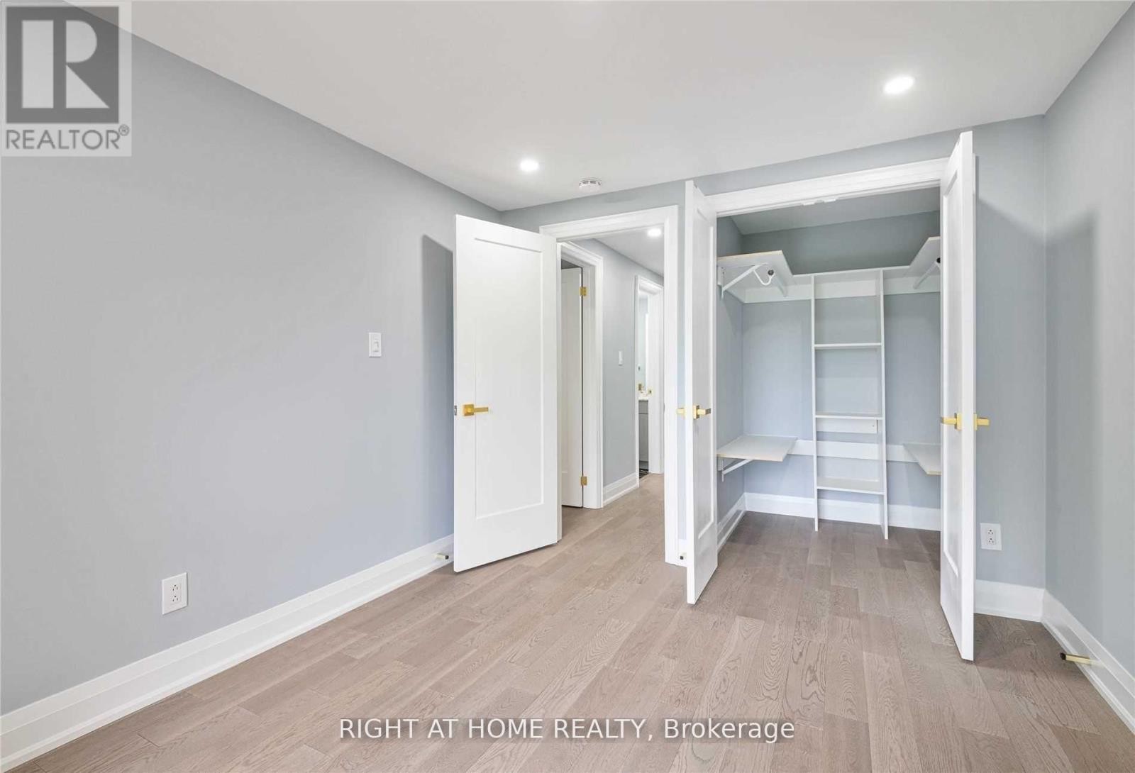 












11 MICHAEL DRIVE E

,
Richmond Hill (North Richvale),




Ontario
L4C5W6

