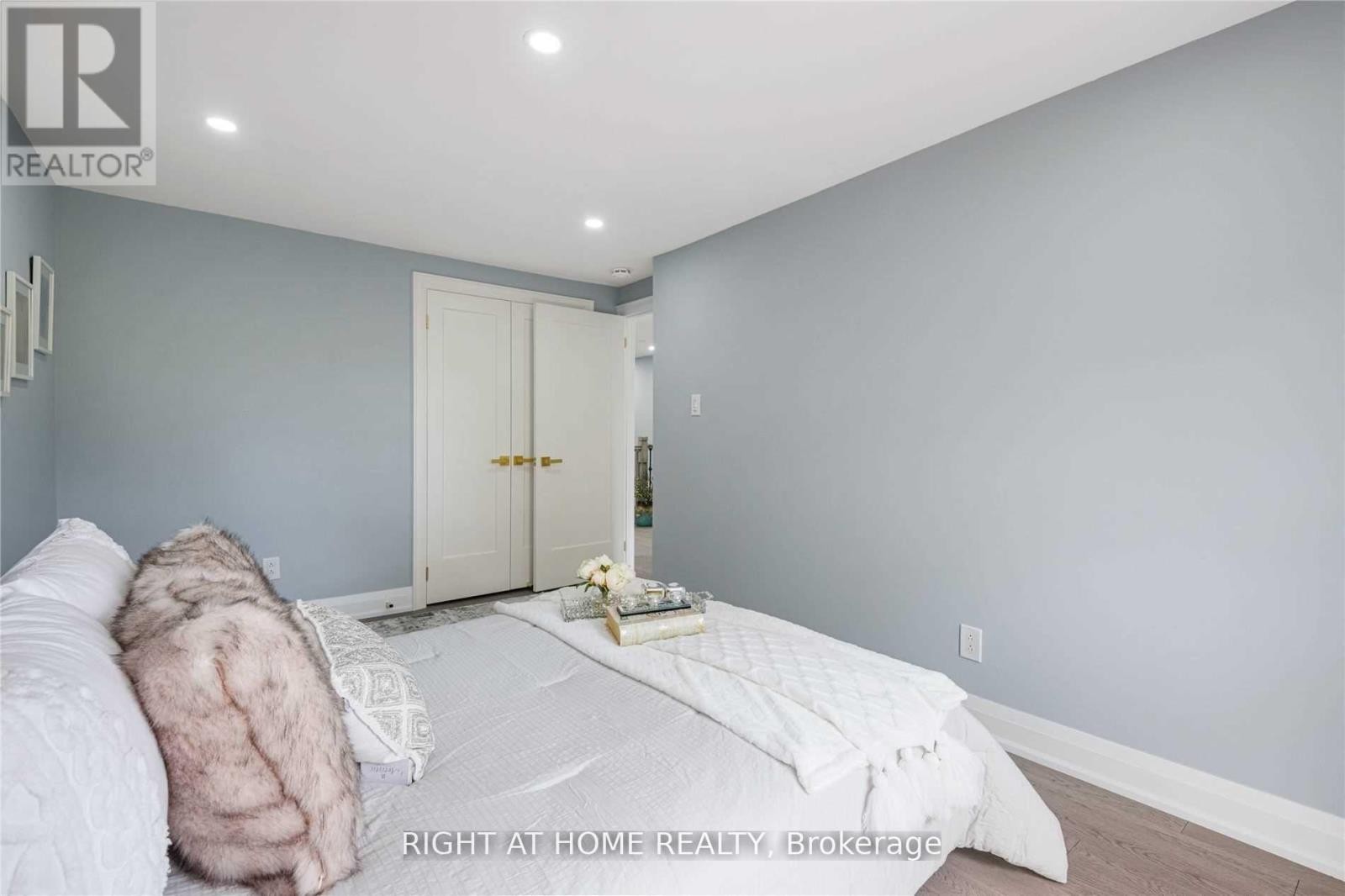 












11 MICHAEL DRIVE E

,
Richmond Hill (North Richvale),




Ontario
L4C5W6


