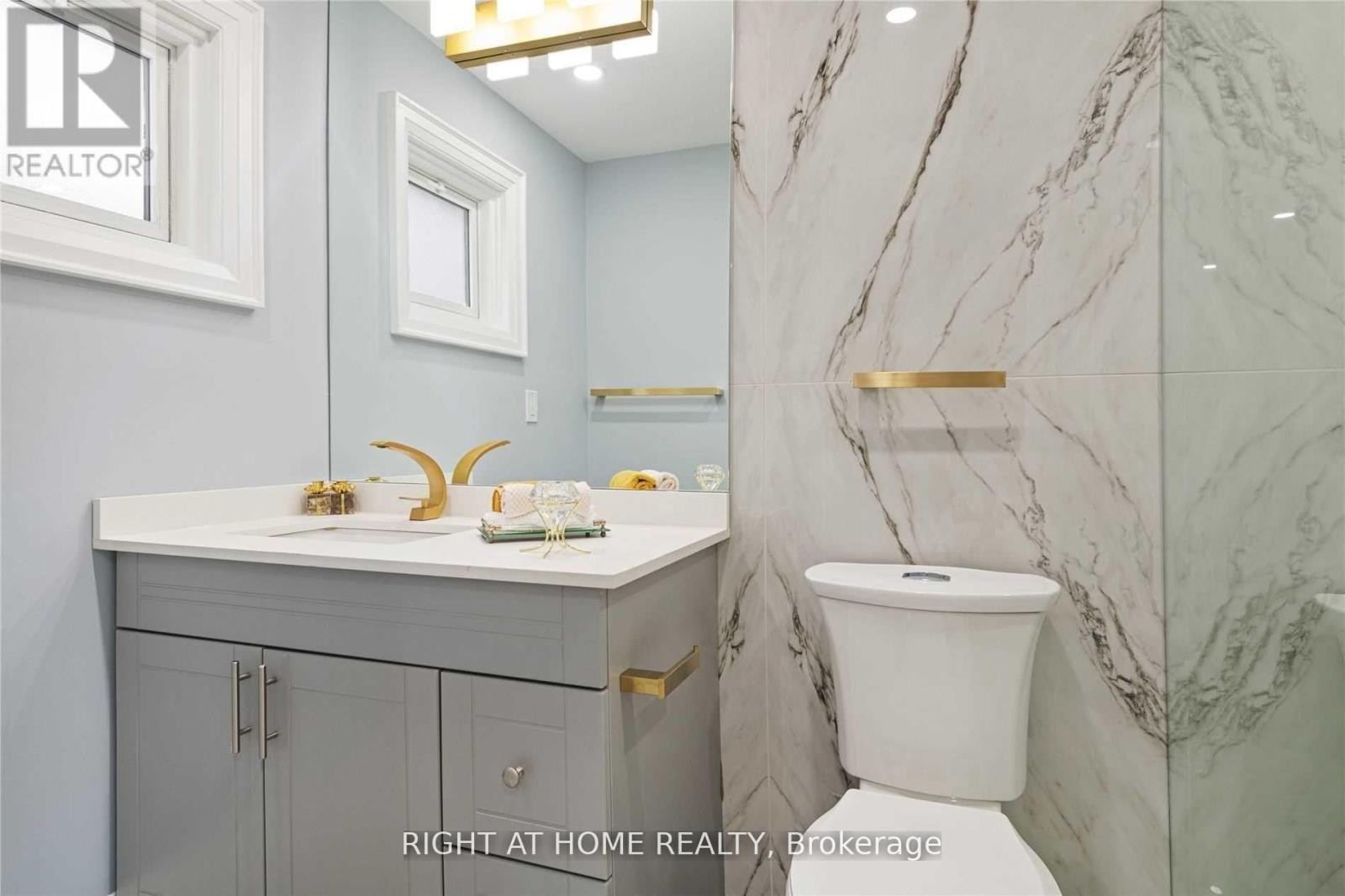 












11 MICHAEL DRIVE E

,
Richmond Hill (North Richvale),




Ontario
L4C5W6

