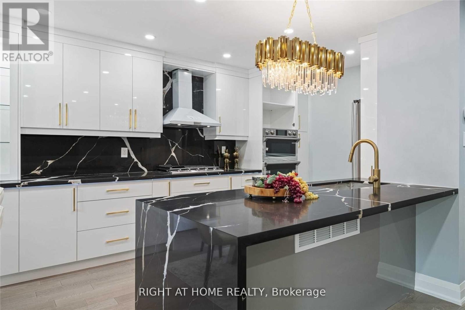 












11 MICHAEL DRIVE E

,
Richmond Hill (North Richvale),




Ontario
L4C5W6


