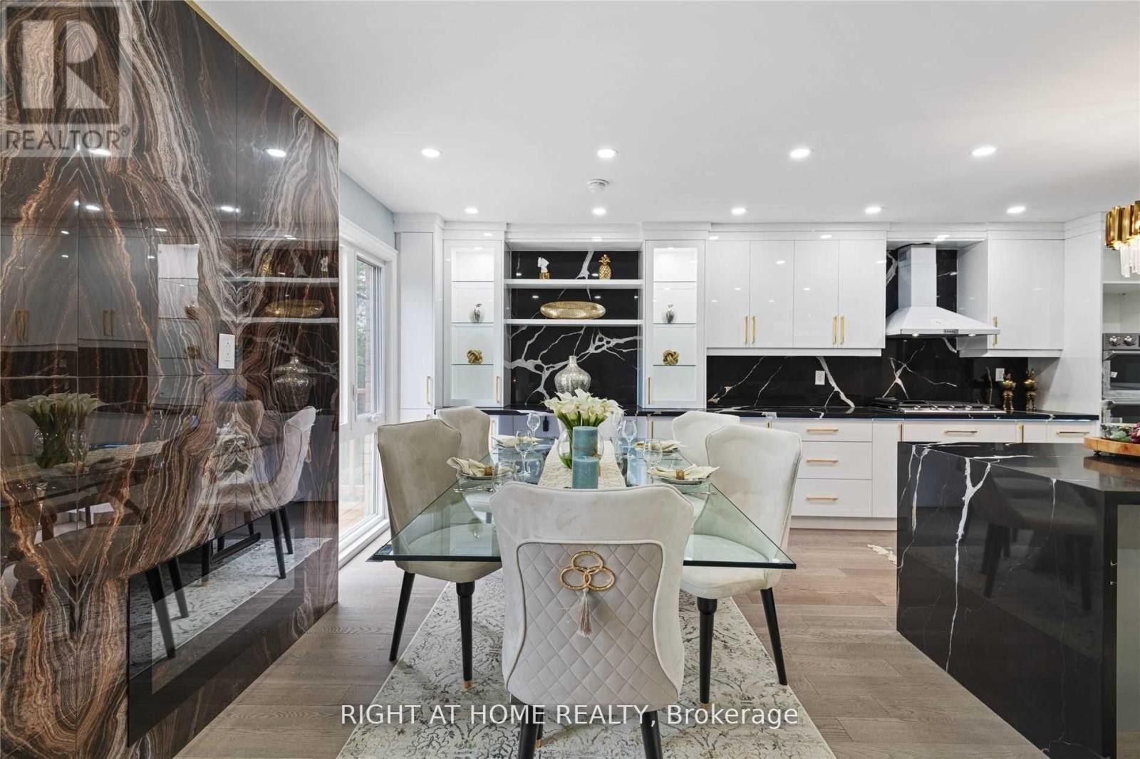 












11 MICHAEL DRIVE E

,
Richmond Hill (North Richvale),




Ontario
L4C5W6

