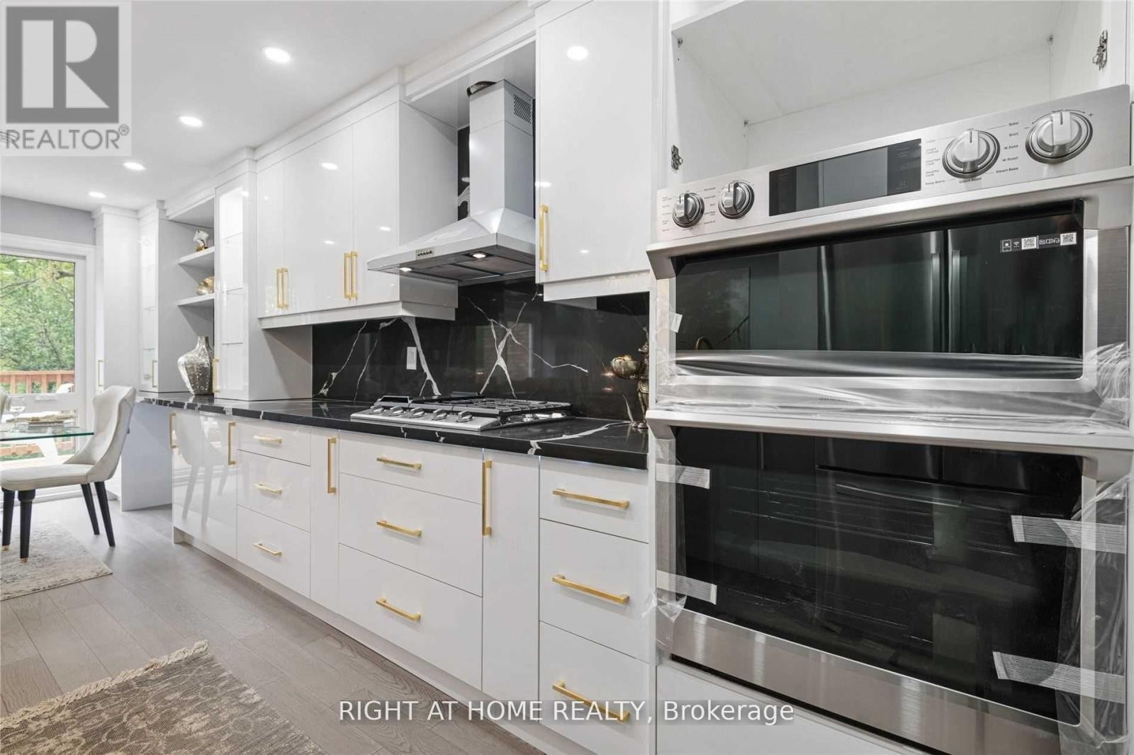 












11 MICHAEL DRIVE E

,
Richmond Hill (North Richvale),




Ontario
L4C5W6

