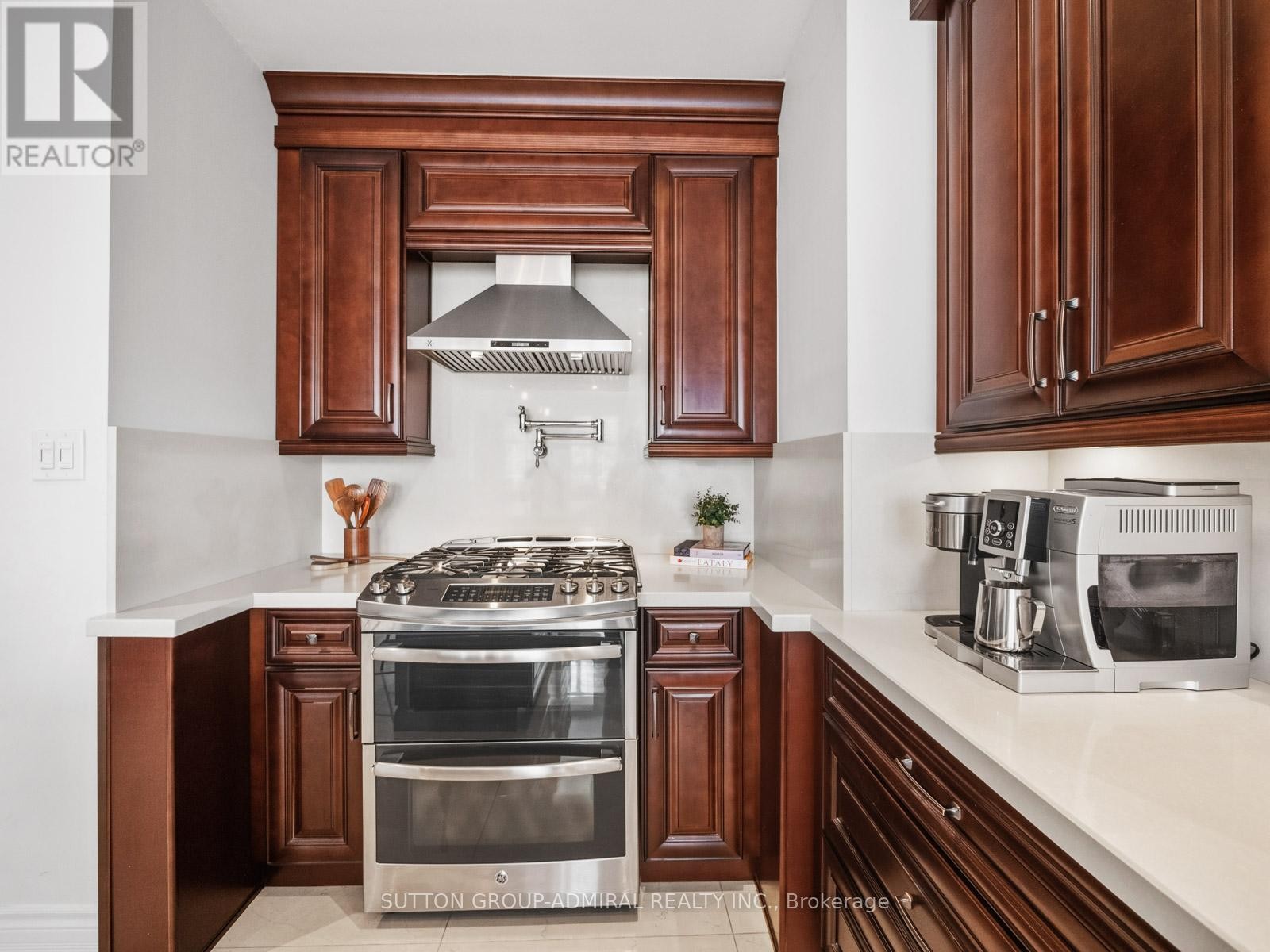 












6 COLTON CRESCENT S

,
Vaughan (Islington Woods),




Ontario
L4L3L7

