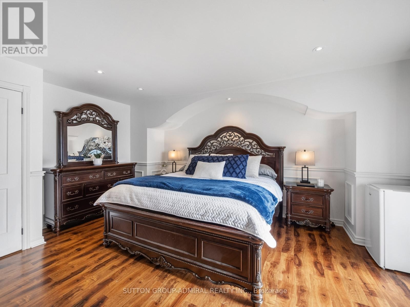 












6 COLTON CRESCENT S

,
Vaughan (Islington Woods),




Ontario
L4L3L7

