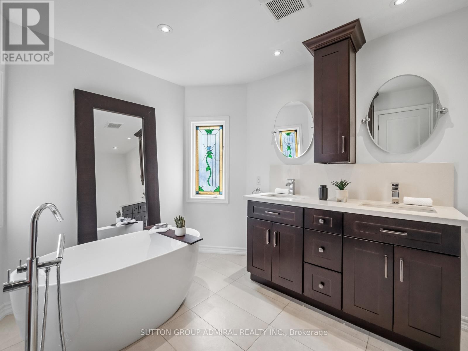 












6 COLTON CRESCENT S

,
Vaughan (Islington Woods),




Ontario
L4L3L7

