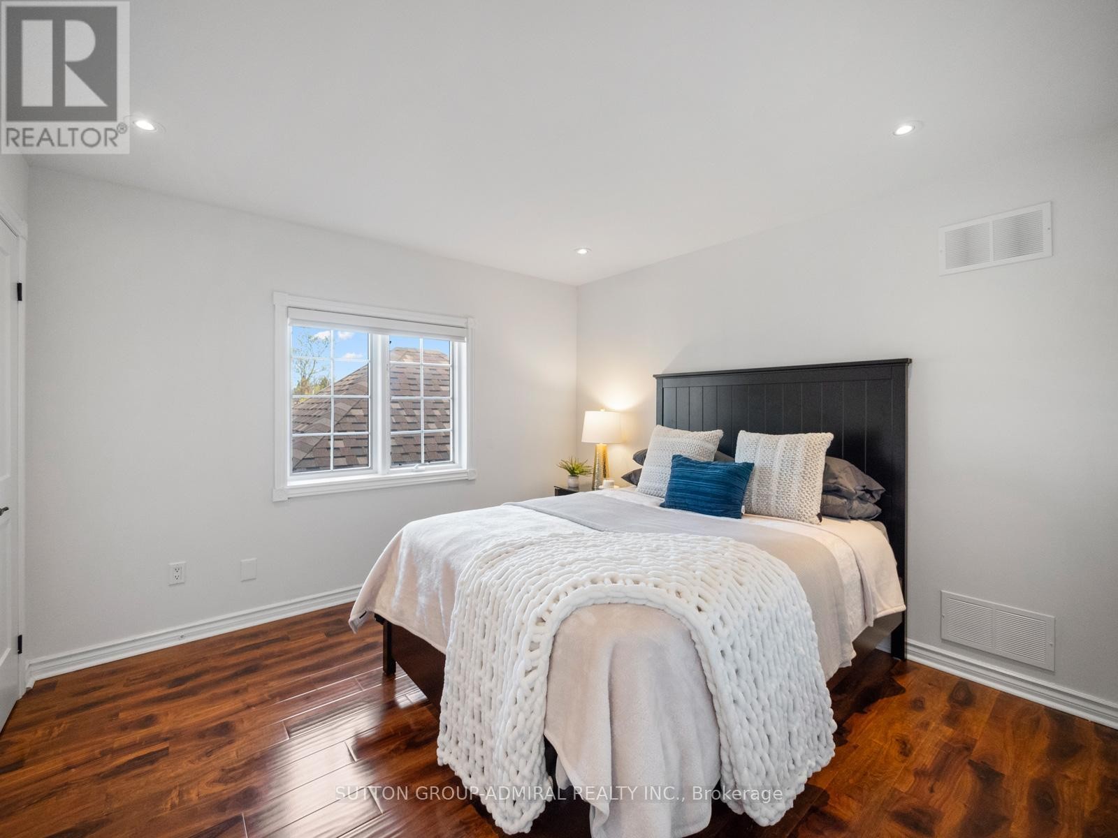 












6 COLTON CRESCENT S

,
Vaughan (Islington Woods),




Ontario
L4L3L7

