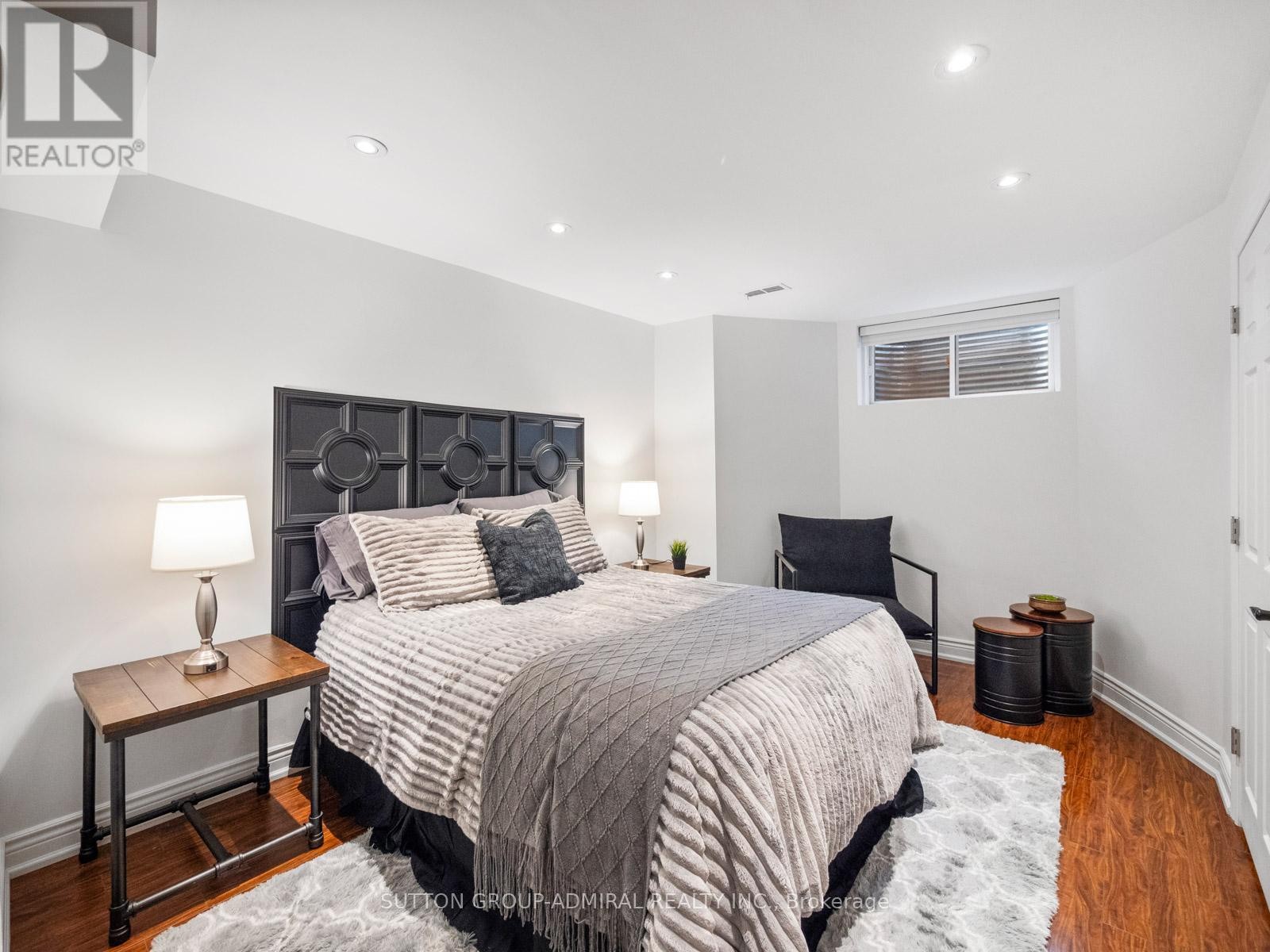 












6 COLTON CRESCENT S

,
Vaughan (Islington Woods),




Ontario
L4L3L7

