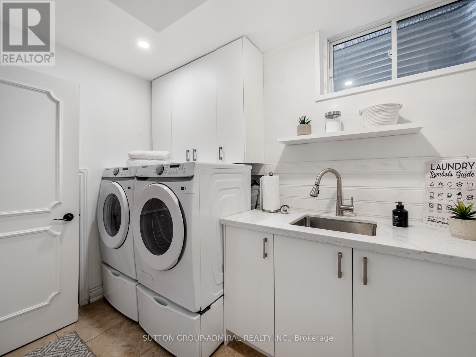 












6 COLTON CRESCENT S

,
Vaughan (Islington Woods),




Ontario
L4L3L7

