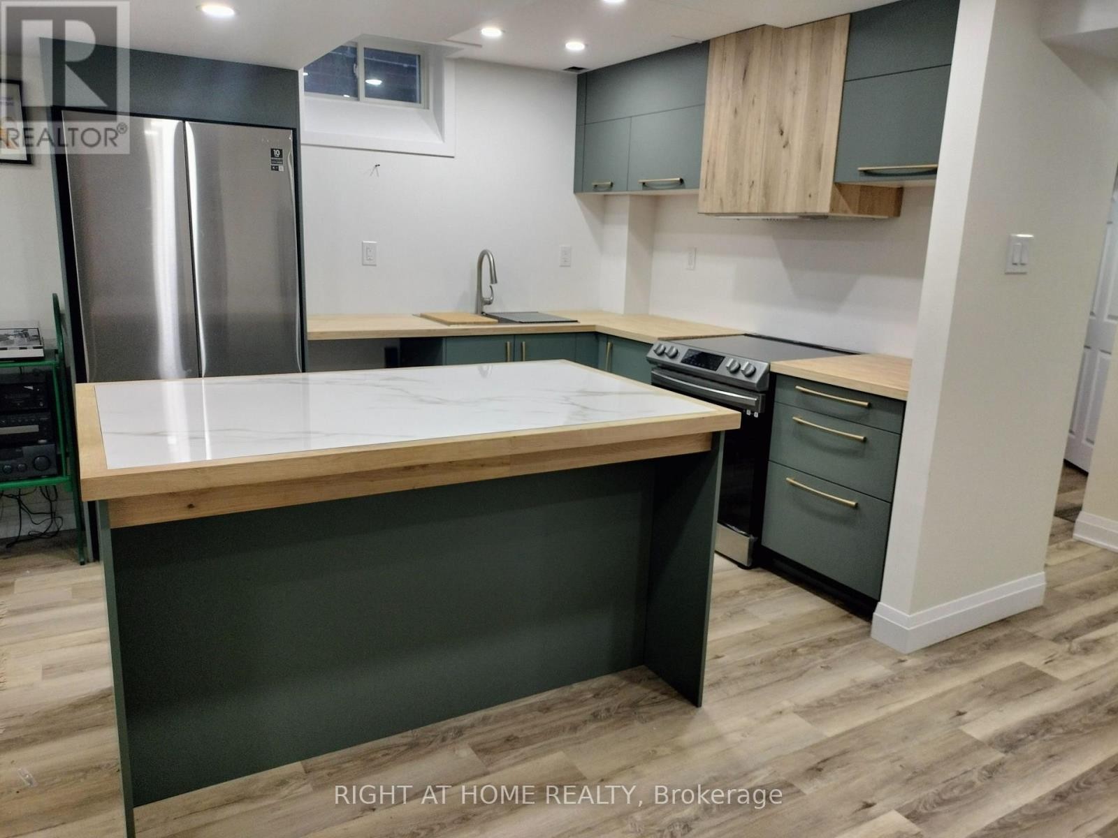












154 PETER RUPERT AVENUE

,
Vaughan (Patterson),




Ontario
L6A0Y5

