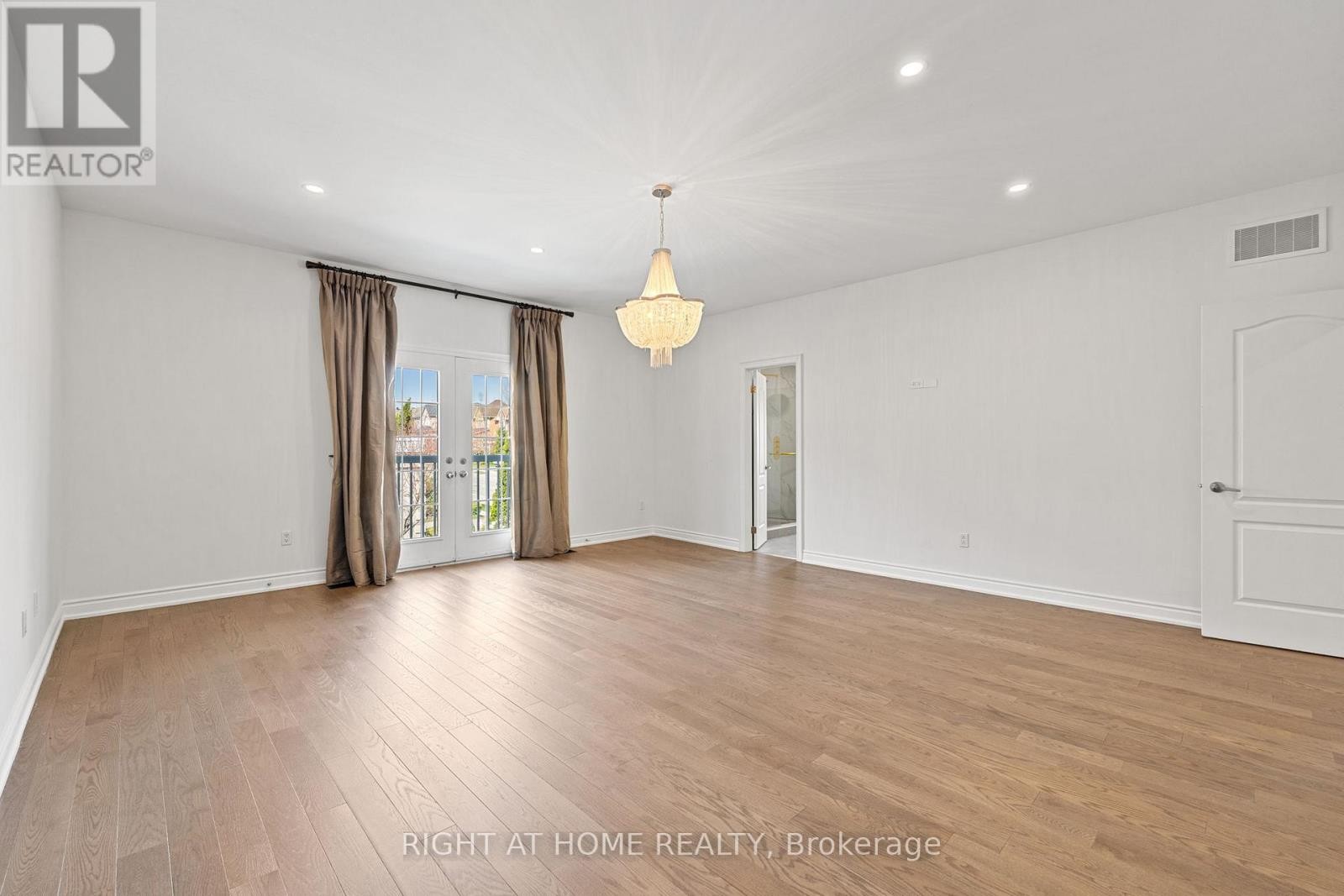 












116 KNIGHTSHADE DRIVE

,
Vaughan (Patterson),




Ontario
L4J9L1

