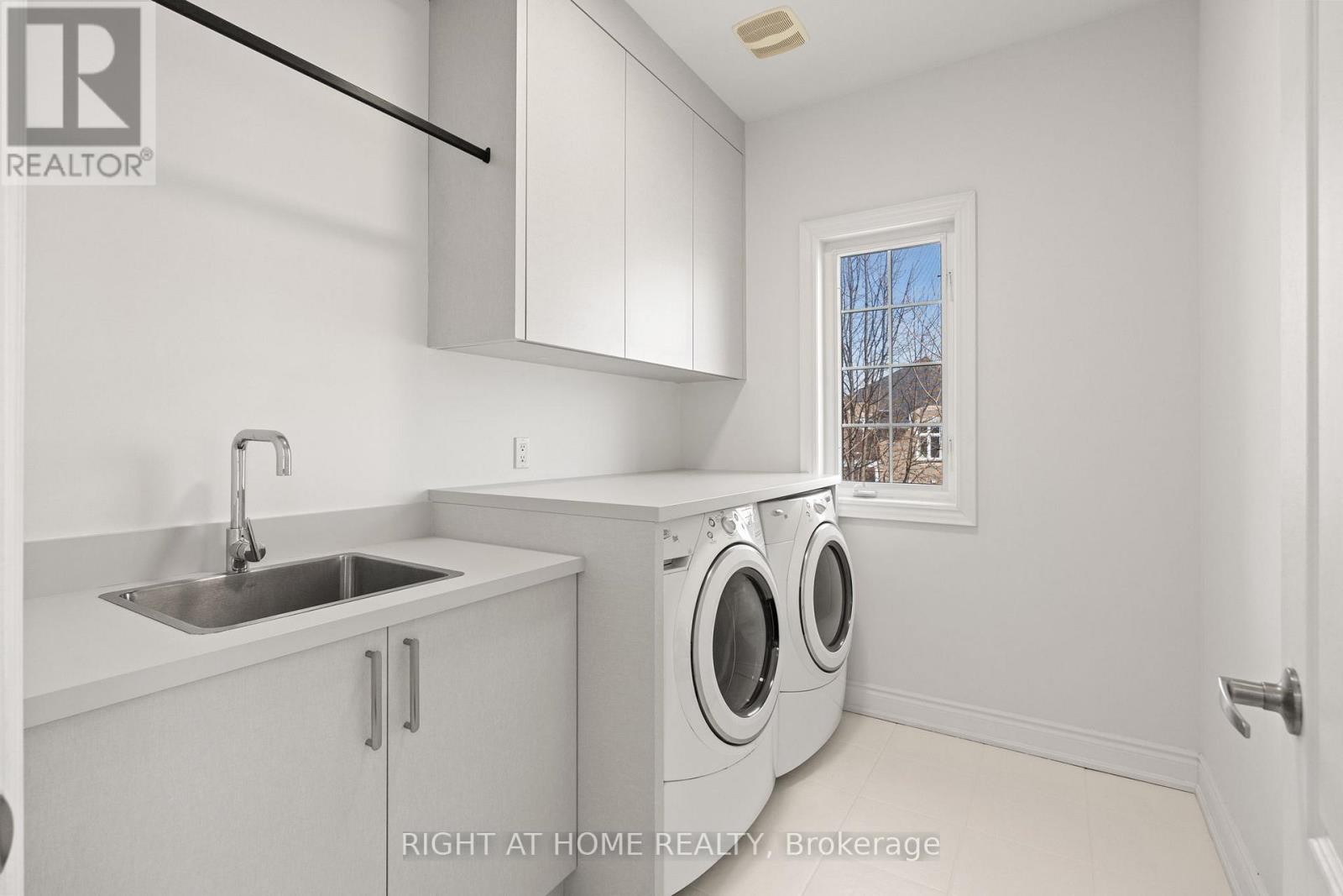 












116 KNIGHTSHADE DRIVE

,
Vaughan (Patterson),




Ontario
L4J9L1

