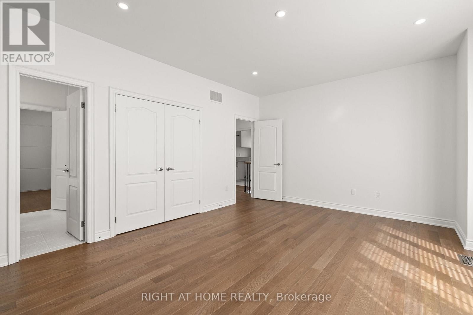 












116 KNIGHTSHADE DRIVE

,
Vaughan (Patterson),




Ontario
L4J9L1

