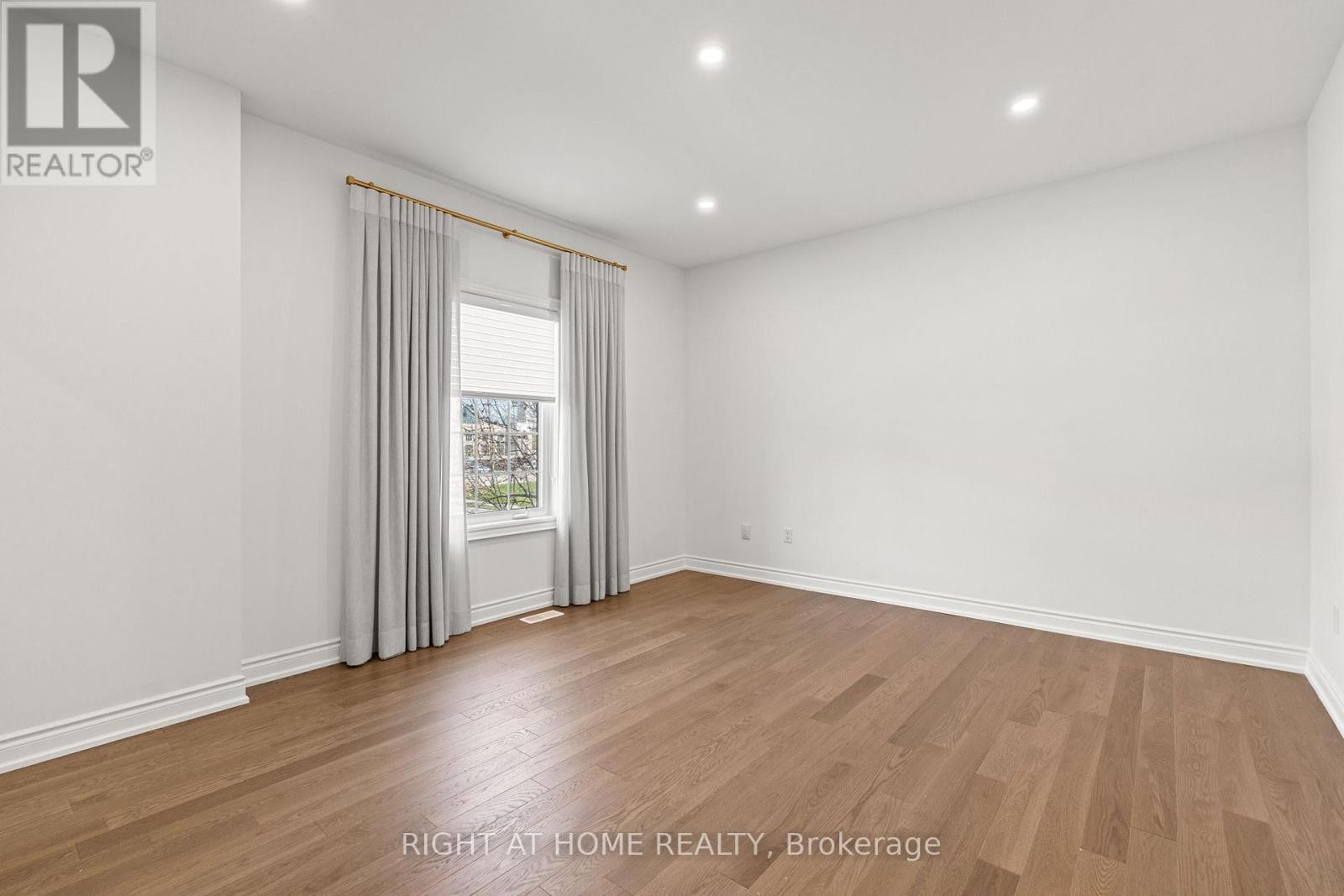 












116 KNIGHTSHADE DRIVE

,
Vaughan (Patterson),




Ontario
L4J9L1

