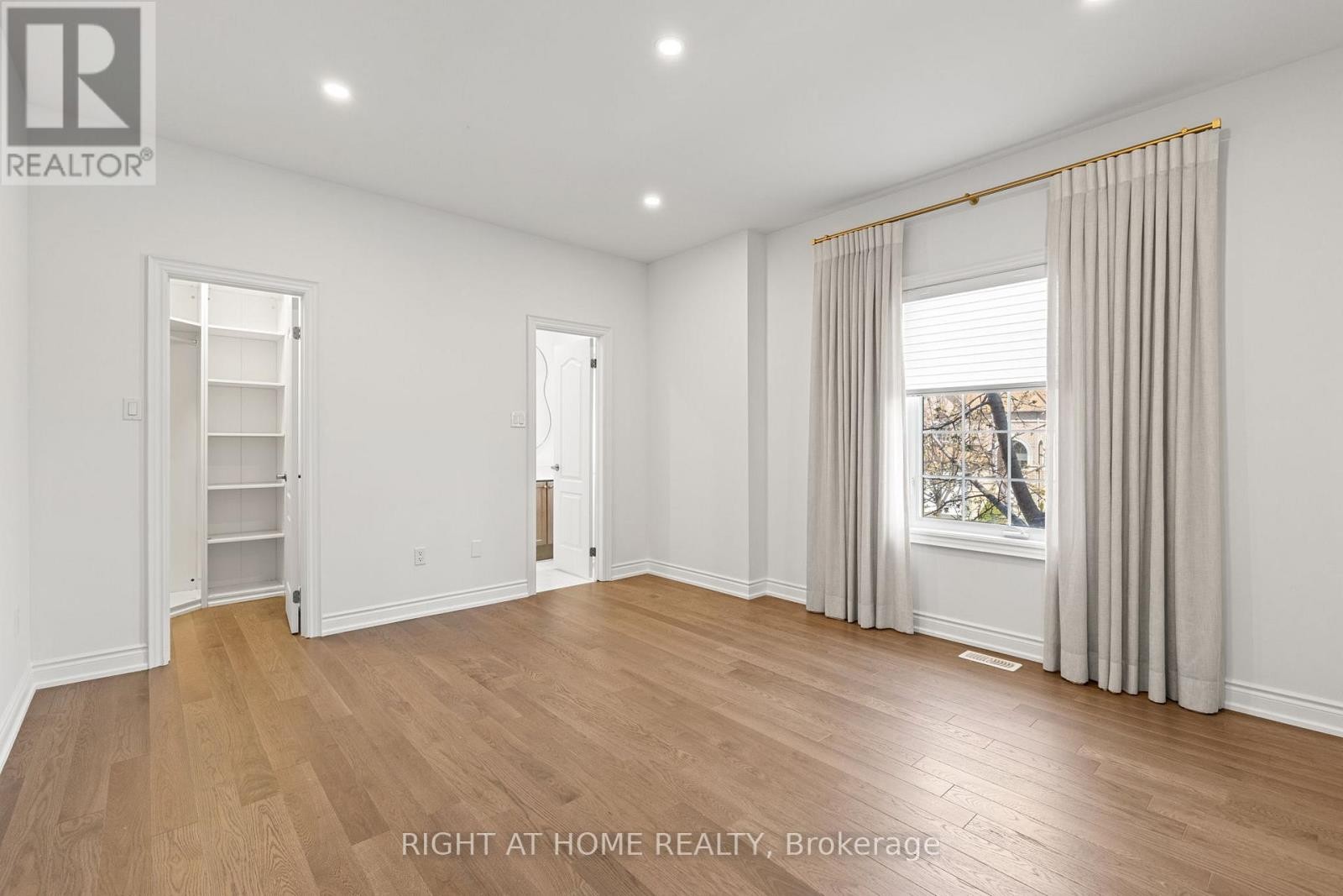 












116 KNIGHTSHADE DRIVE

,
Vaughan (Patterson),




Ontario
L4J9L1

