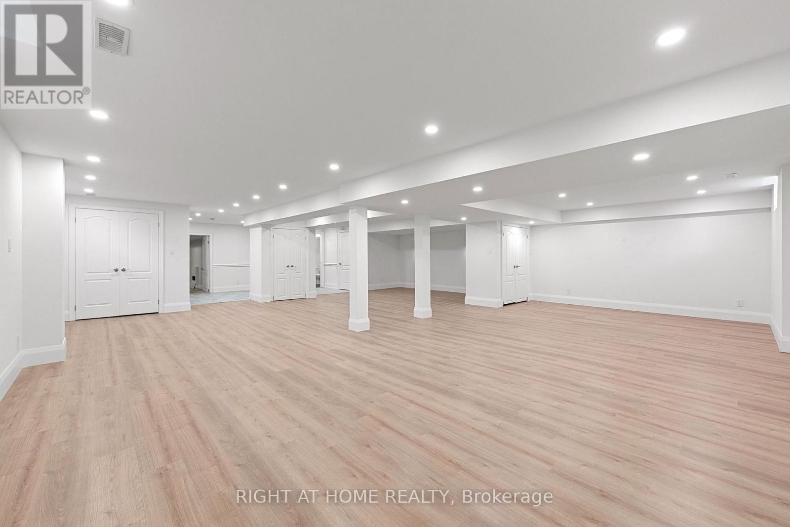 












116 KNIGHTSHADE DRIVE

,
Vaughan (Patterson),




Ontario
L4J9L1

