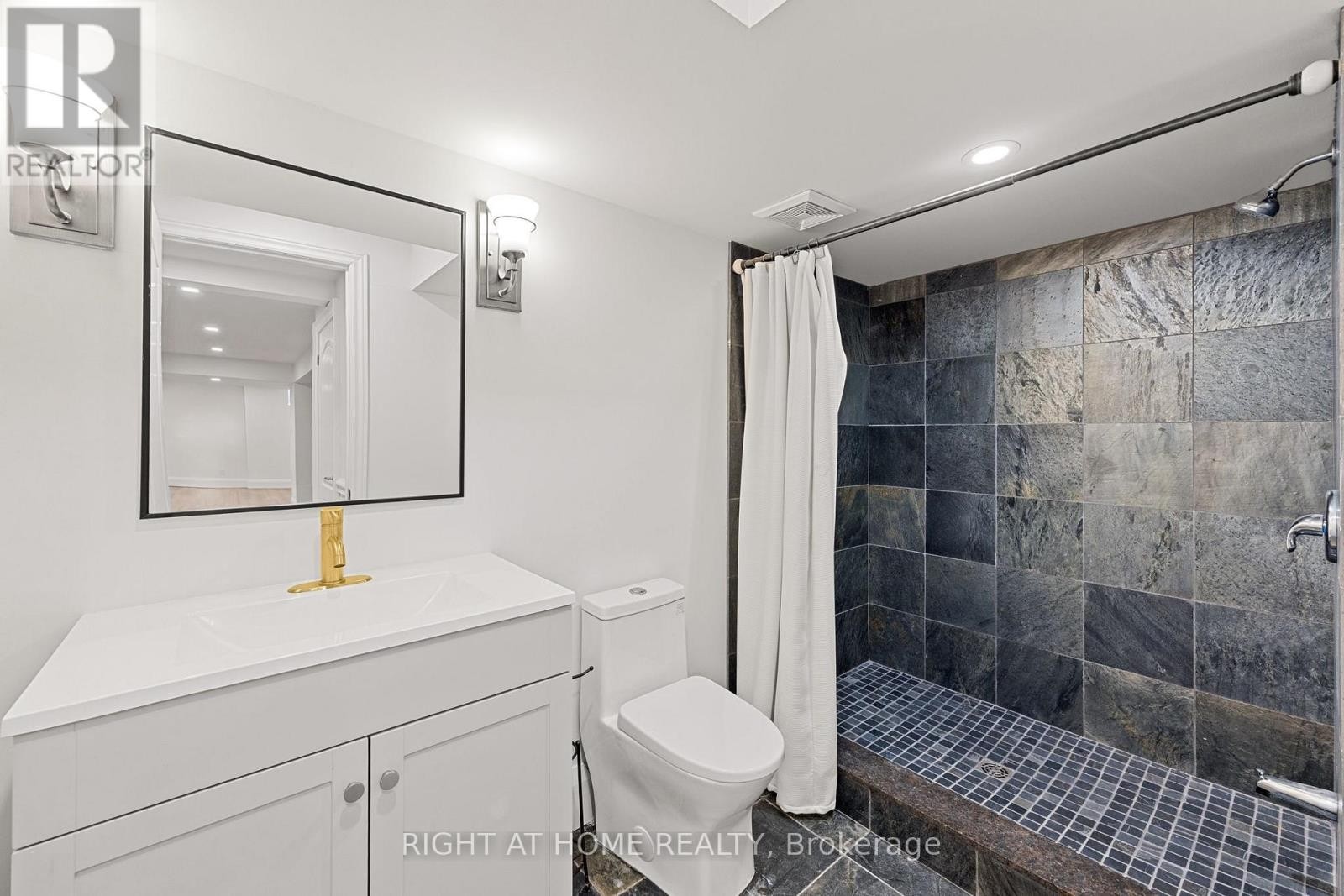












116 KNIGHTSHADE DRIVE

,
Vaughan (Patterson),




Ontario
L4J9L1

