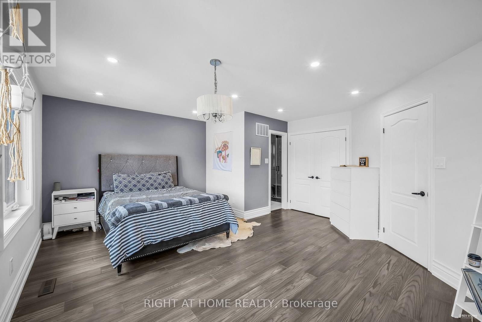 












1092 STONEHAVEN AVENUE

,
Newmarket (Stonehaven-Wyndham),




Ontario
L3X1M7

