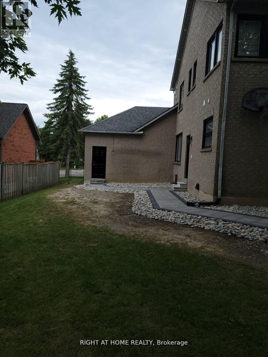 












1092 STONEHAVEN AVENUE

,
Newmarket (Stonehaven-Wyndham),




Ontario
L3X1M7

