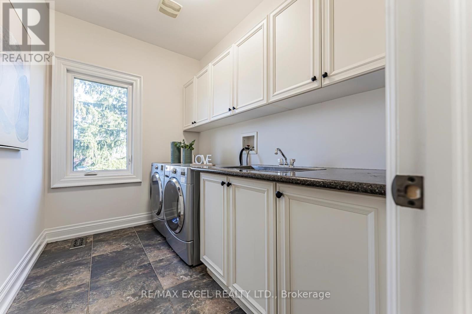 












19 ADDISON STREET

,
Richmond Hill (North Richvale),




Ontario
L4C9N1

