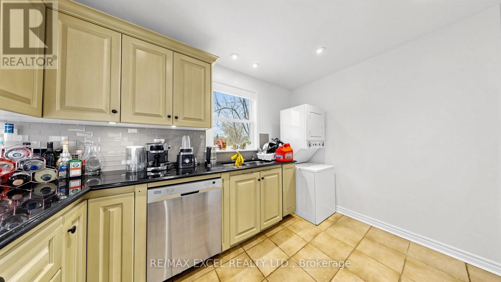 












2 HUGHES STREET

,
Richmond Hill (Oak Ridges),




Ontario
L4E2V9

