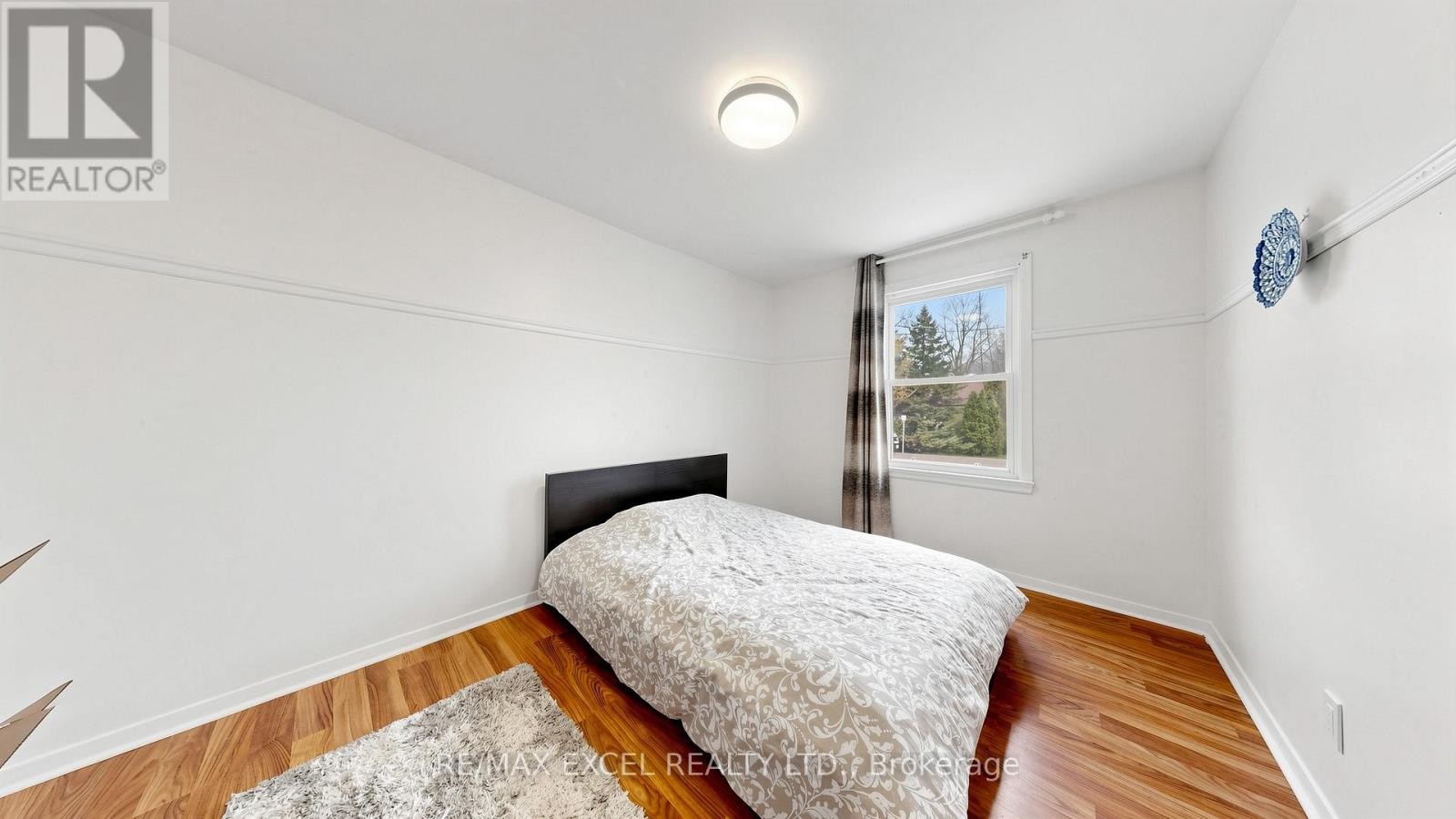 












2 HUGHES STREET

,
Richmond Hill (Oak Ridges),




Ontario
L4E2V9


