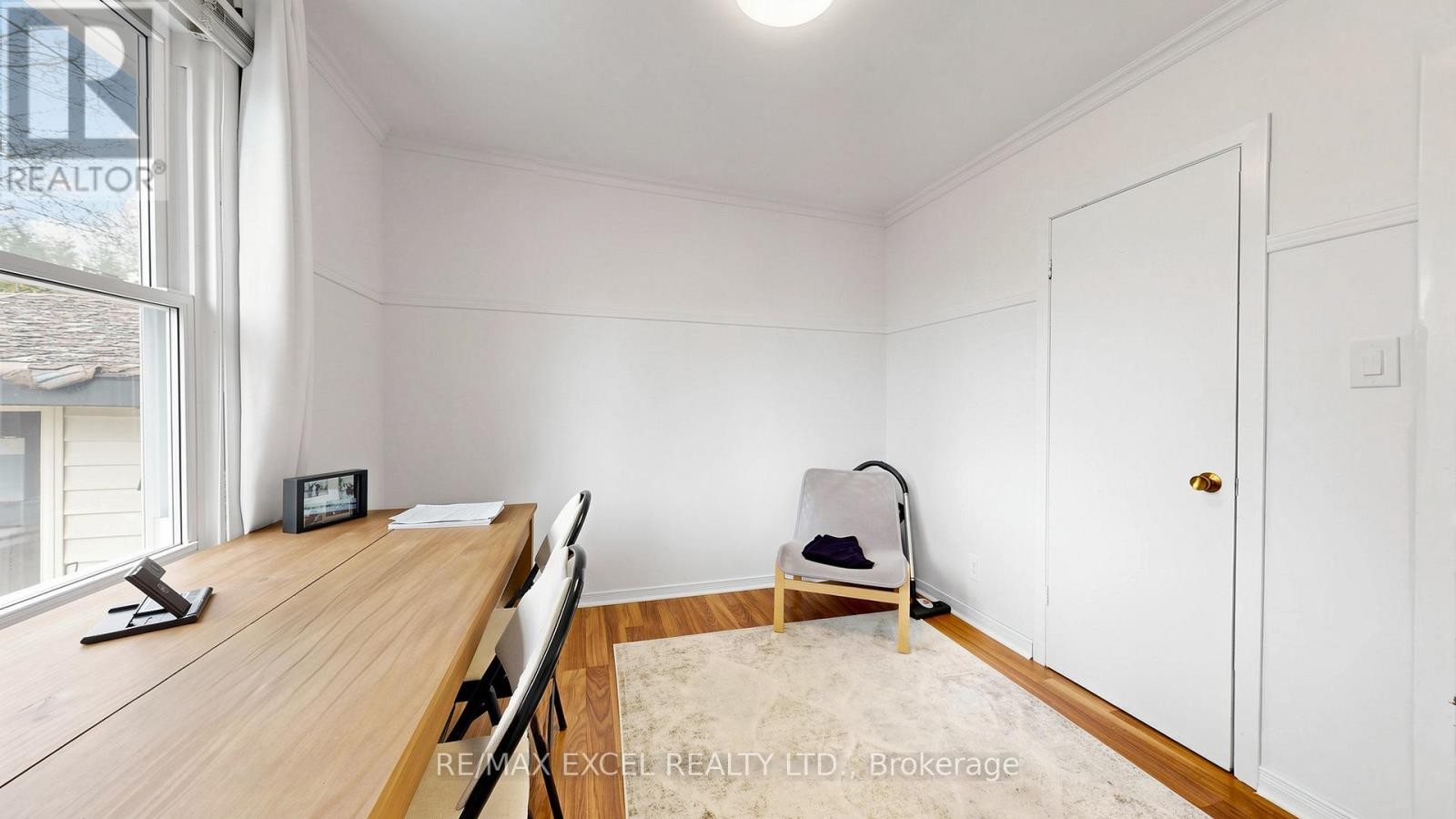 












2 HUGHES STREET

,
Richmond Hill (Oak Ridges),




Ontario
L4E2V9

