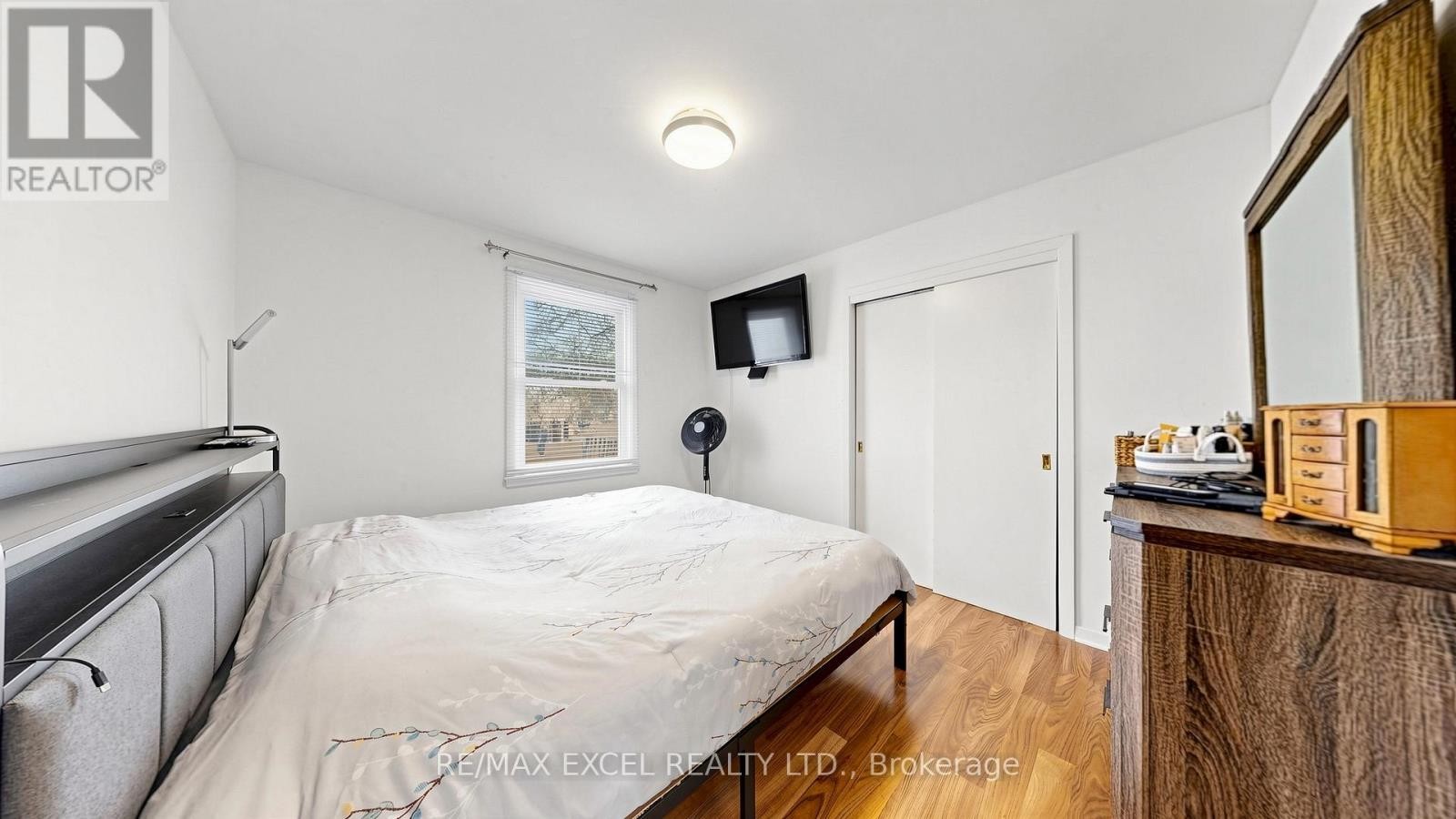 












2 HUGHES STREET

,
Richmond Hill (Oak Ridges),




Ontario
L4E2V9

