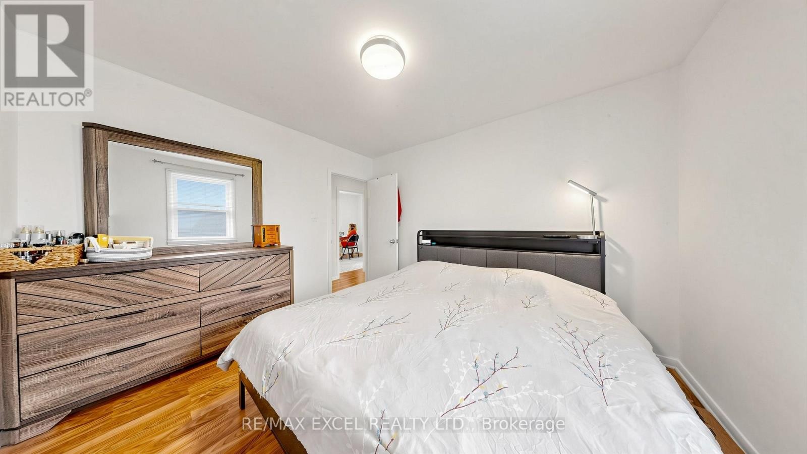












2 HUGHES STREET

,
Richmond Hill (Oak Ridges),




Ontario
L4E2V9

