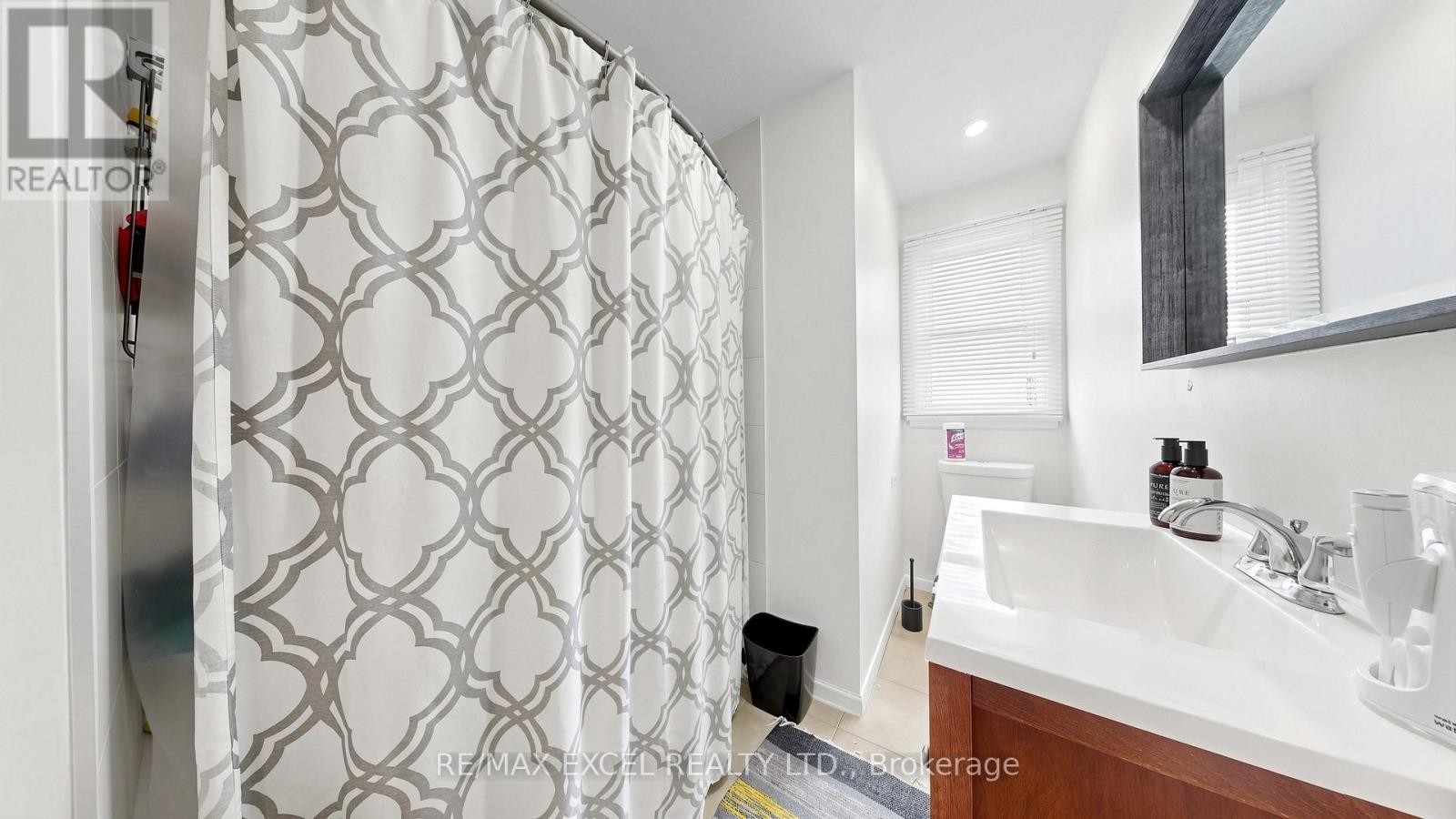 












2 HUGHES STREET

,
Richmond Hill (Oak Ridges),




Ontario
L4E2V9

