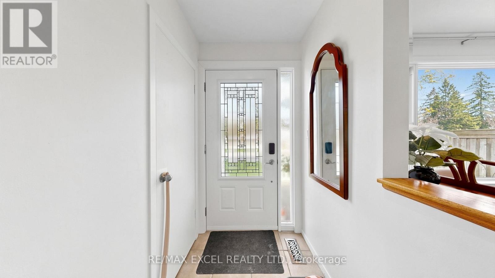 












2 HUGHES STREET

,
Richmond Hill (Oak Ridges),




Ontario
L4E2V9

