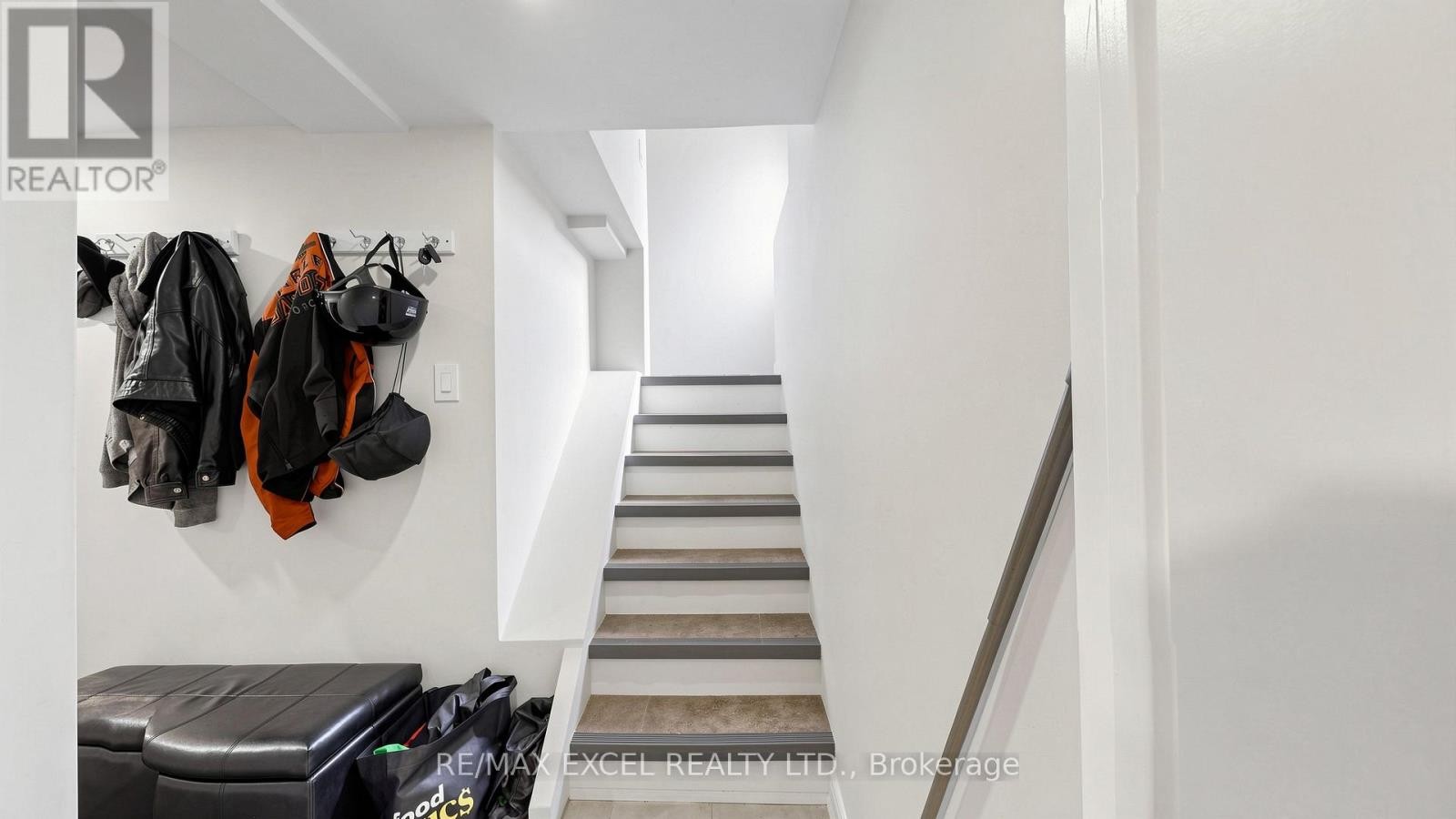 












2 HUGHES STREET

,
Richmond Hill (Oak Ridges),




Ontario
L4E2V9


