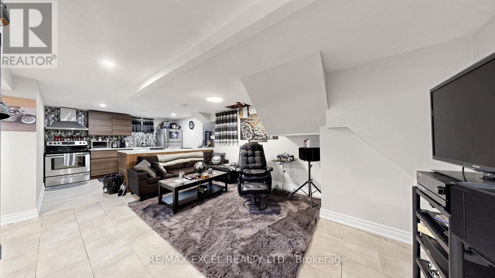 












2 HUGHES STREET

,
Richmond Hill (Oak Ridges),




Ontario
L4E2V9

