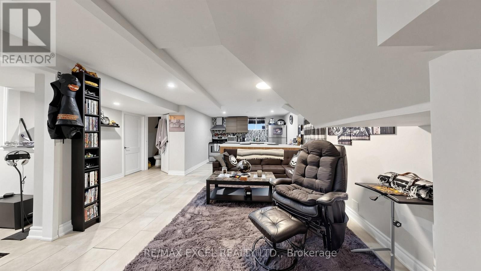 












2 HUGHES STREET

,
Richmond Hill (Oak Ridges),




Ontario
L4E2V9

