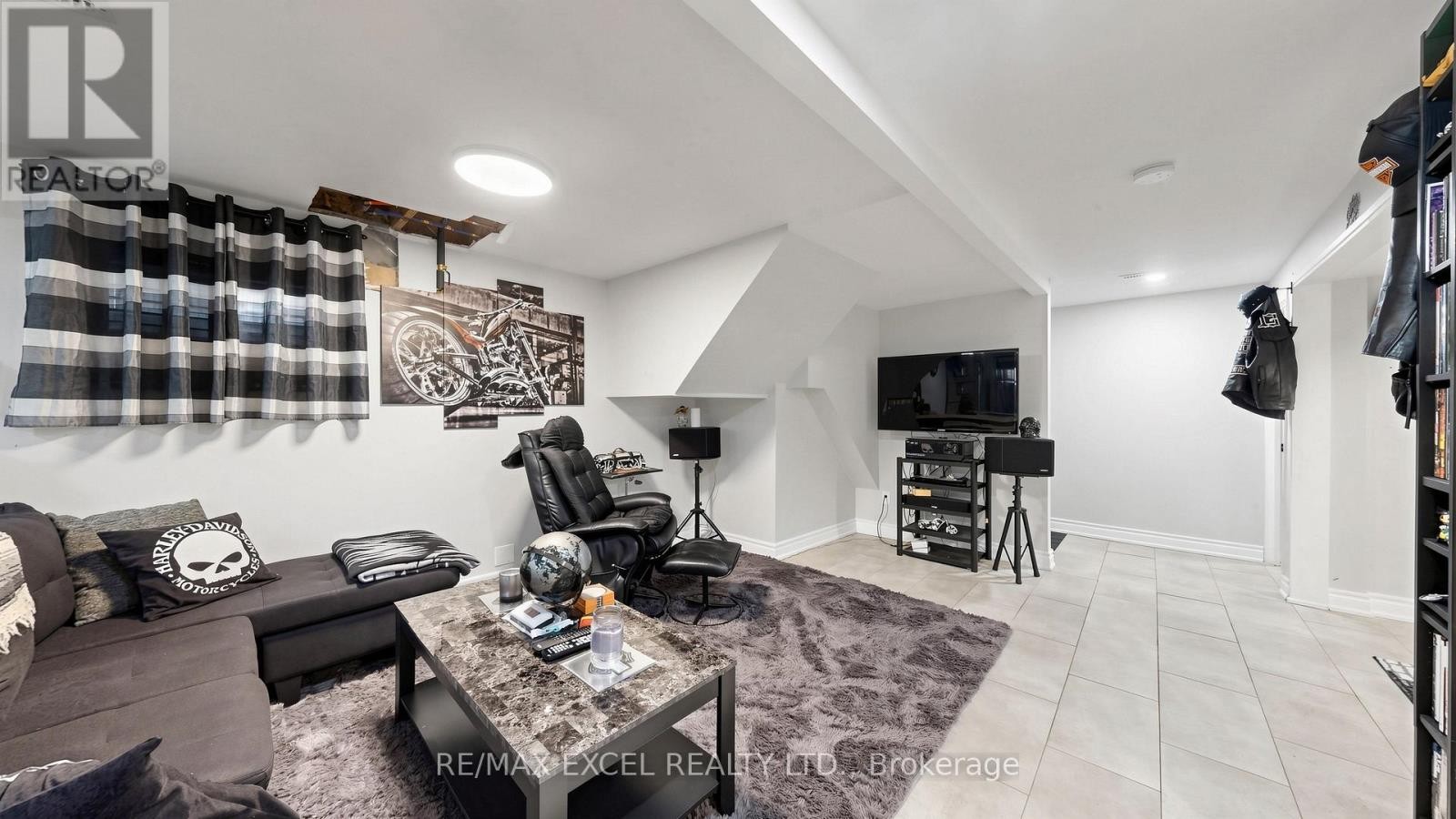 












2 HUGHES STREET

,
Richmond Hill (Oak Ridges),




Ontario
L4E2V9

