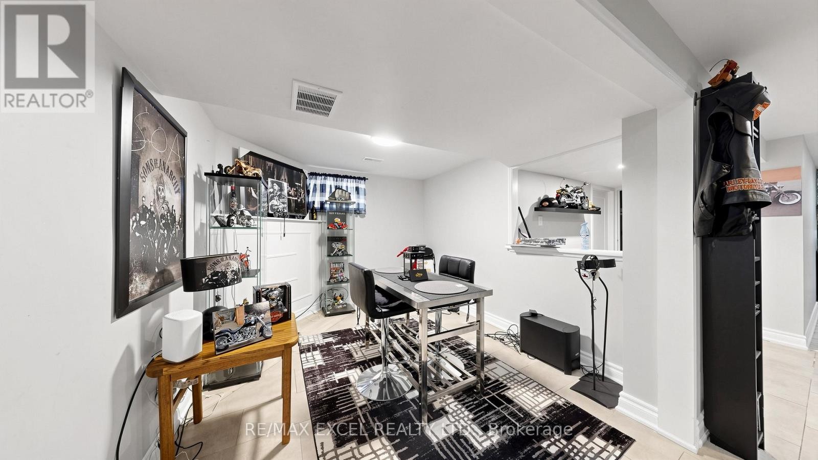












2 HUGHES STREET

,
Richmond Hill (Oak Ridges),




Ontario
L4E2V9

