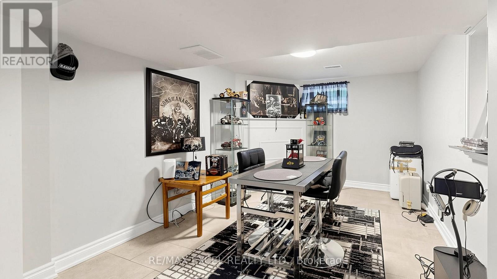 












2 HUGHES STREET

,
Richmond Hill (Oak Ridges),




Ontario
L4E2V9

