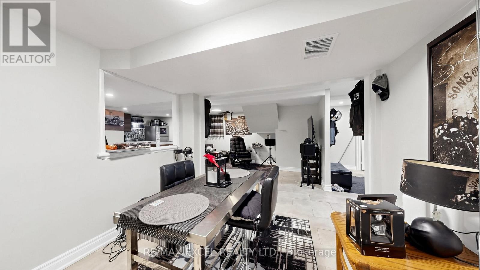 












2 HUGHES STREET

,
Richmond Hill (Oak Ridges),




Ontario
L4E2V9

