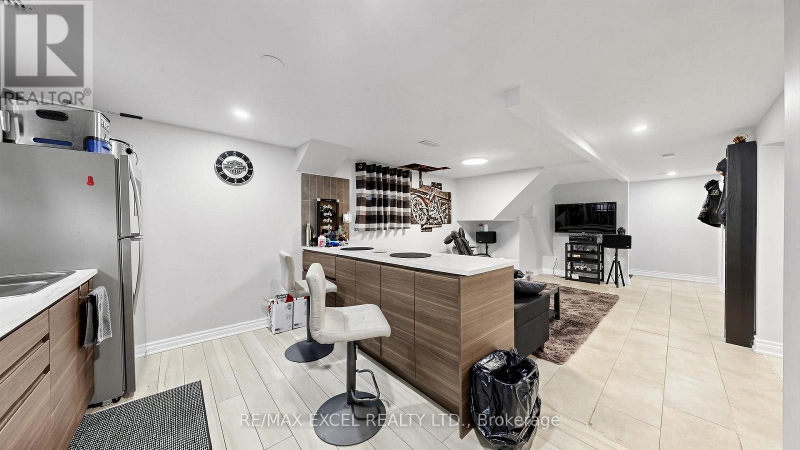 












2 HUGHES STREET

,
Richmond Hill (Oak Ridges),




Ontario
L4E2V9

