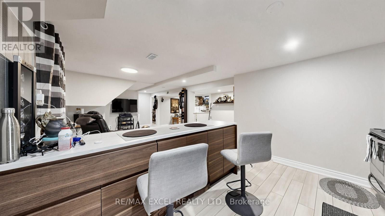 












2 HUGHES STREET

,
Richmond Hill (Oak Ridges),




Ontario
L4E2V9

