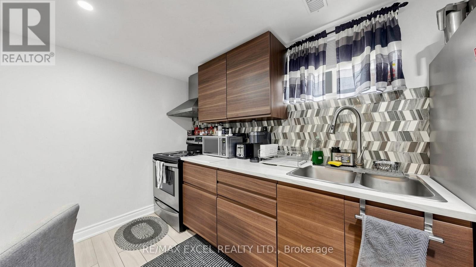 












2 HUGHES STREET

,
Richmond Hill (Oak Ridges),




Ontario
L4E2V9

