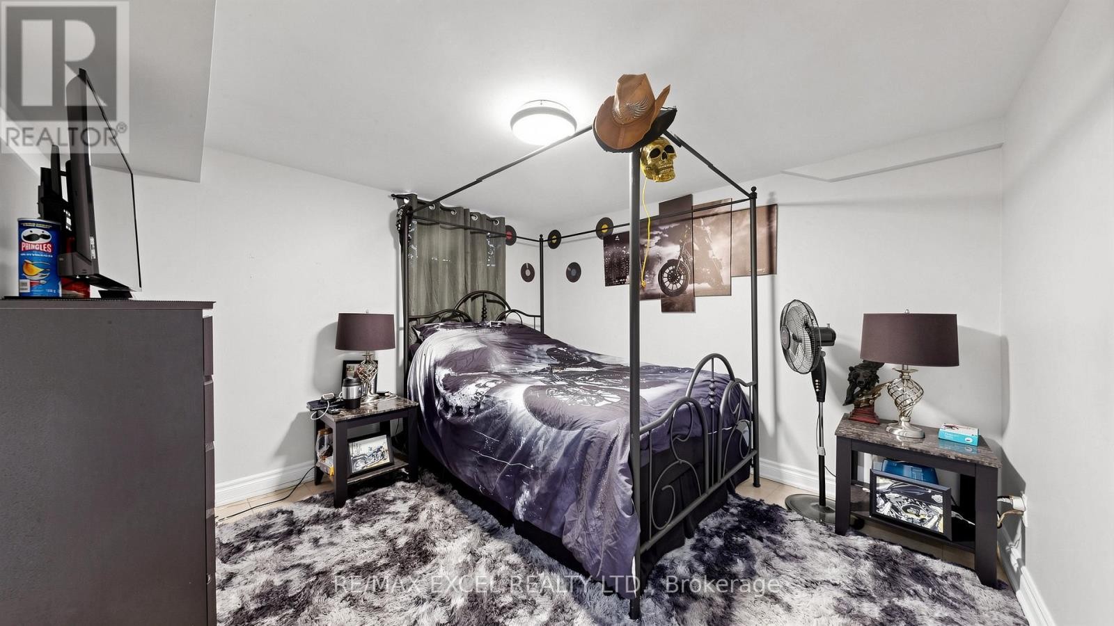 












2 HUGHES STREET

,
Richmond Hill (Oak Ridges),




Ontario
L4E2V9

